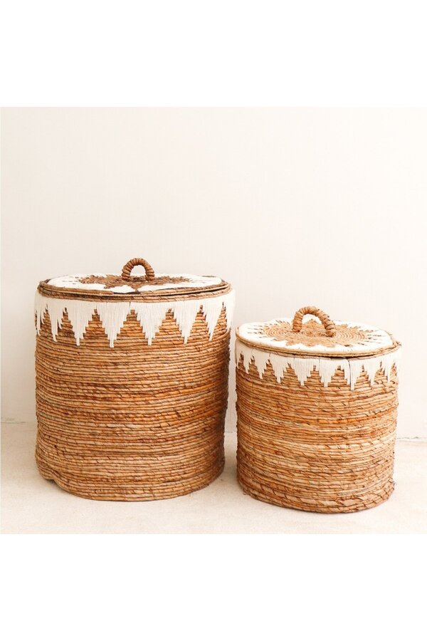 Wäschekorb mit Deckel, handgewebt aus Bananenfaser EMPAT Großer dekorativer Wäschekorb mit weißem Baumwoll-Makramee (2 Größen)