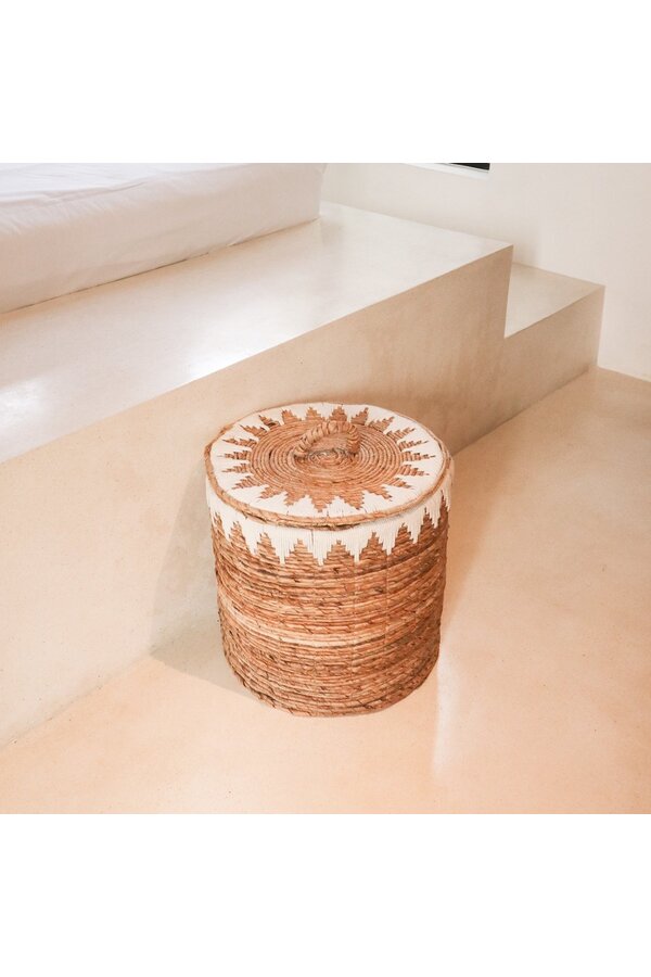 Wäschekorb mit Deckel, handgewebt aus Bananenfaser EMPAT Großer dekorativer Wäschekorb mit weißem Baumwoll-Makramee (2 Größen)