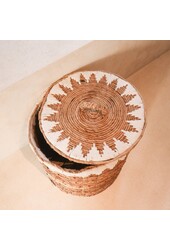 Wäschekorb mit Deckel, handgewebt aus Bananenfaser EMPAT Großer dekorativer Wäschekorb mit weißem Baumwoll-Makramee (2 Größen)