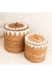 Wäschekorb mit Deckel, handgewebt aus Bananenfaser EMPAT Großer dekorativer Wäschekorb mit weißem Baumwoll-Makramee (2 Größen)