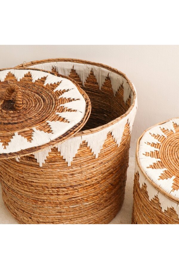 Wäschekorb mit Deckel, handgewebt aus Bananenfaser EMPAT Großer dekorativer Wäschekorb mit weißem Baumwoll-Makramee (2 Größen)