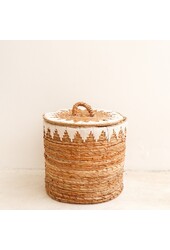 Wäschekorb mit Deckel, handgewebt aus Bananenfaser EMPAT Großer dekorativer Wäschekorb mit weißem Baumwoll-Makramee (2 Größen)