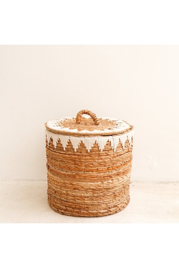 Wäschekorb mit Deckel, handgewebt aus Bananenfaser EMPAT Großer dekorativer Wäschekorb mit weißem Baumwoll-Makramee (2 Größen)