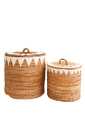 Wäschekorb mit Deckel, handgewebt aus Bananenfaser EMPAT Großer dekorativer Wäschekorb mit weißem Baumwoll-Makramee (2 Größen)