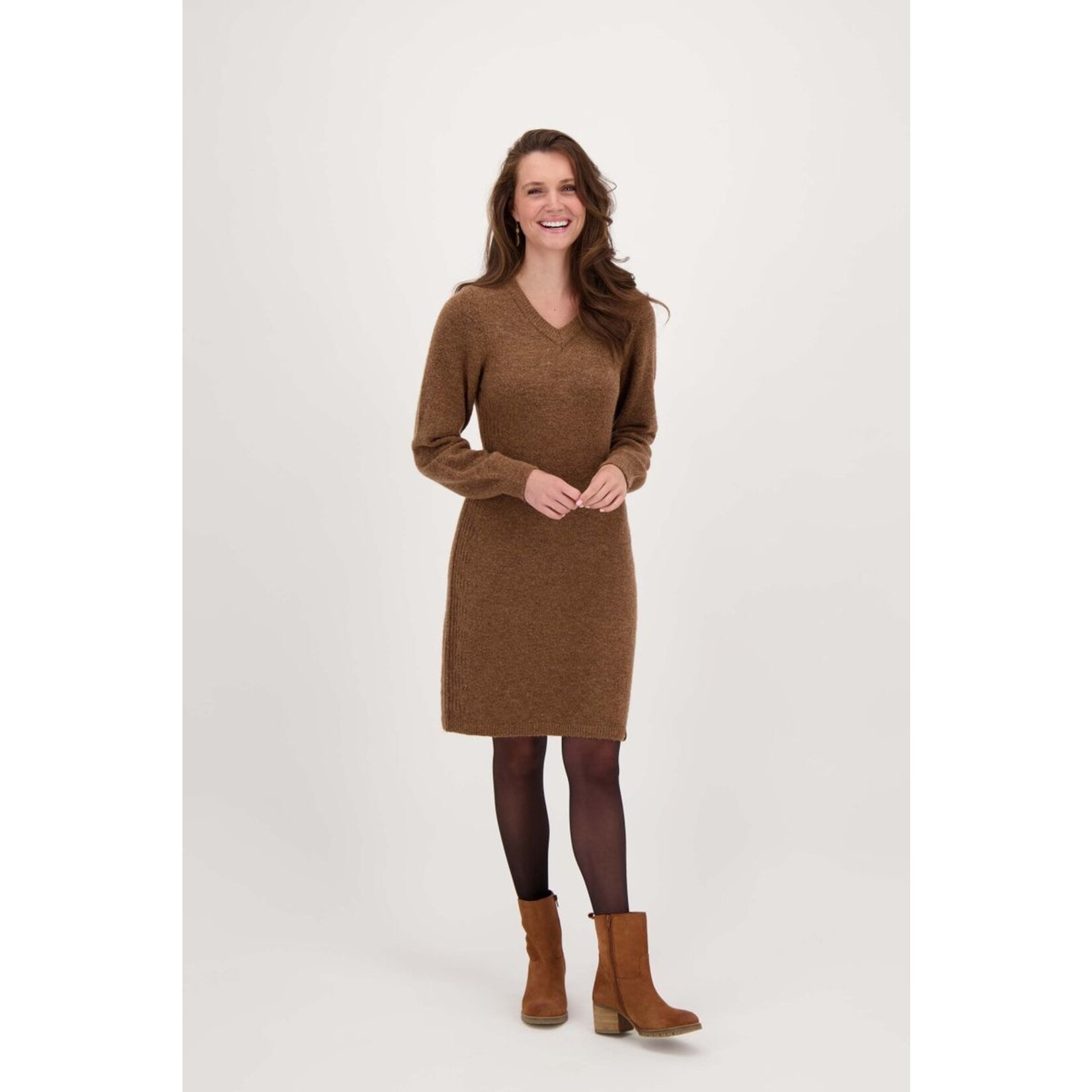 ZUSSS GEBREIDE JURK MET V-HALS HAZELNOOTBRUIN MAAT M