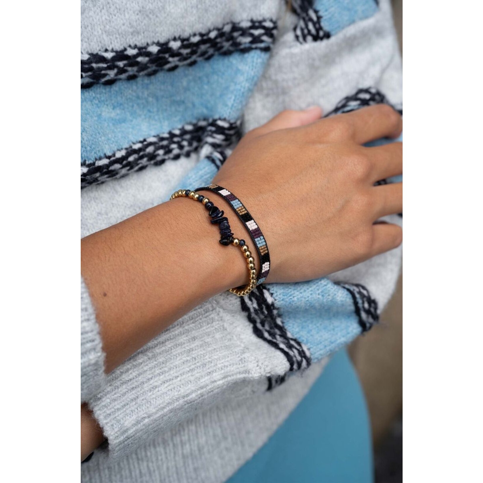 ZUSSS KRALENARMBAND MET GLASSTEEN DONKERBLAUW