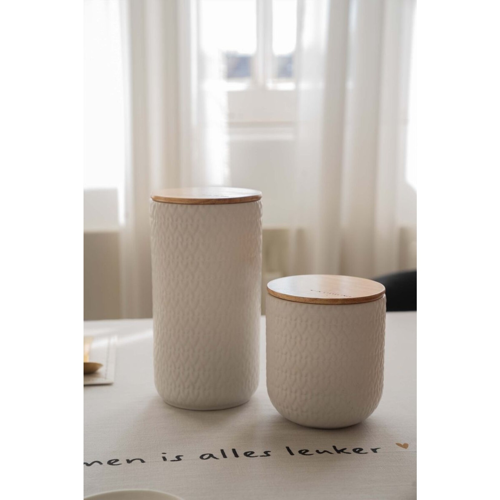 ZUSSS KERAMIEKEN BEWAARPOT MET HOUTEN DEKSEL 20CM WIT