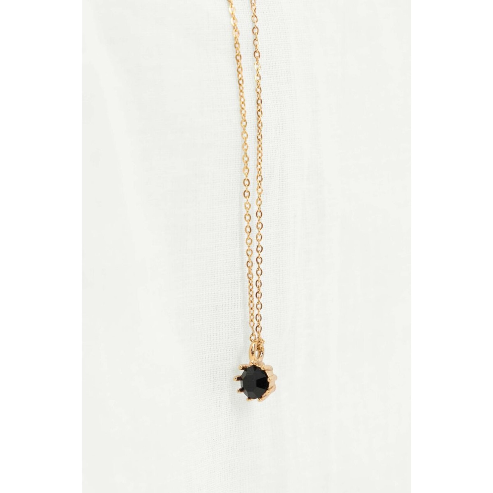 ZUSSS KETTING MET ZWART STEENTJE GOUD