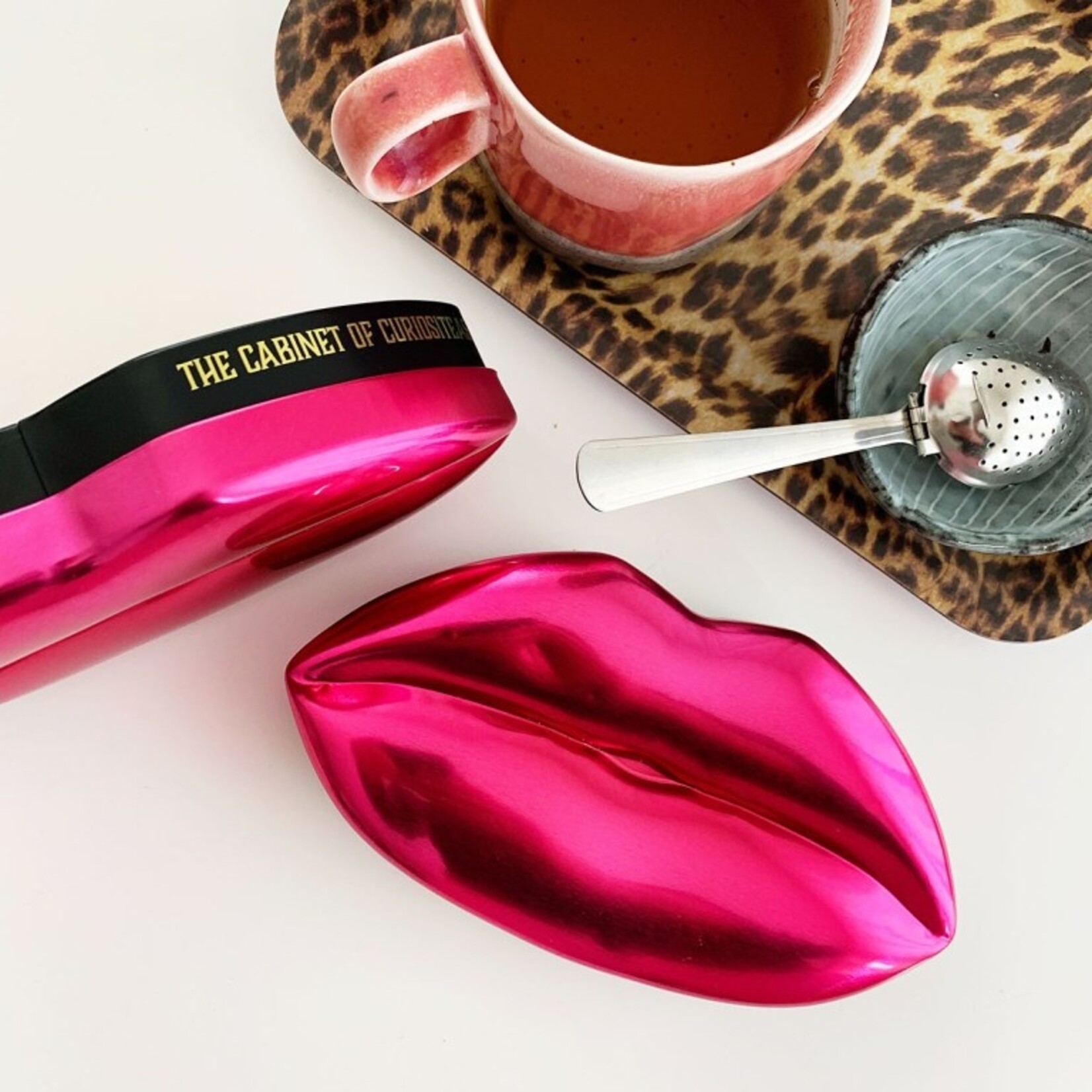 The Cabinet of Curiositeas PINK LIPS TIN BISOUS BISOUS THEEBLIK