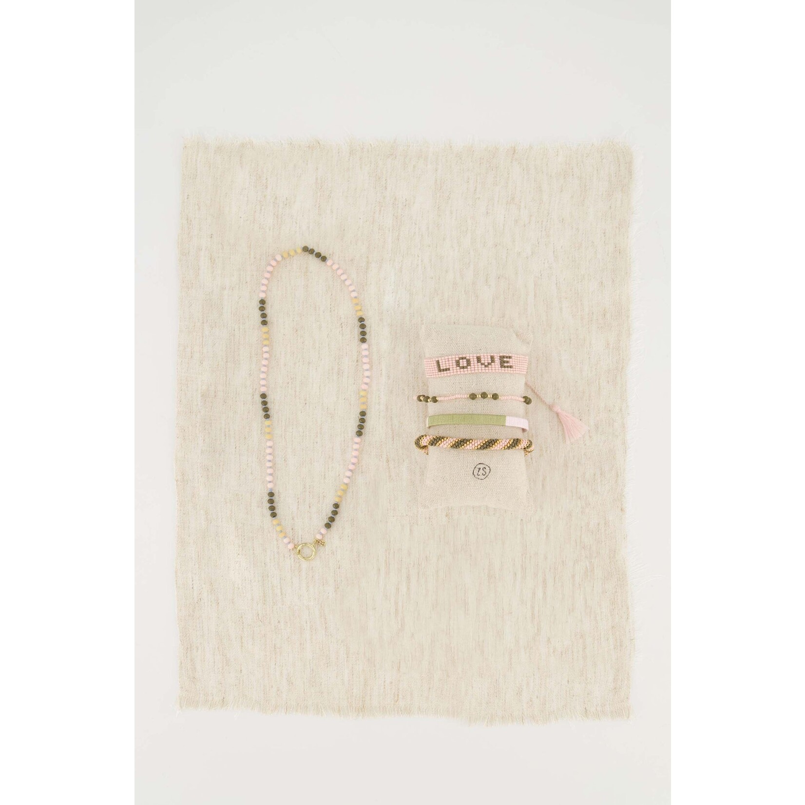 ZUSSS ARMBAND LOVE KRAAL BREED LICHT ROZE/KHAKIGROEN