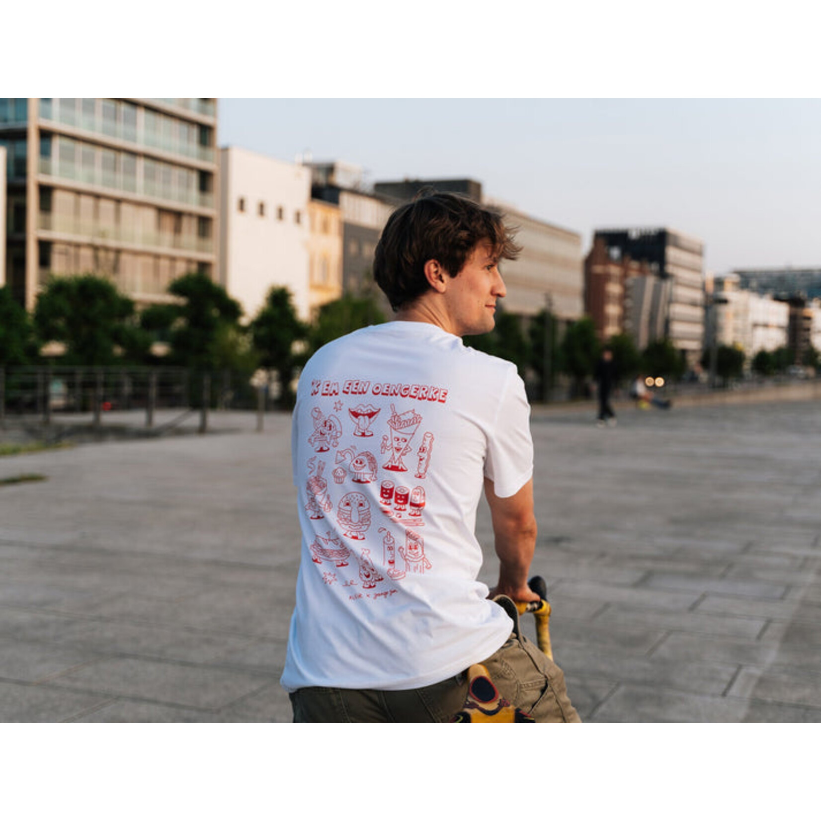 KLEIR T-SHIRT 'K EM EEN OENGERKE XXL