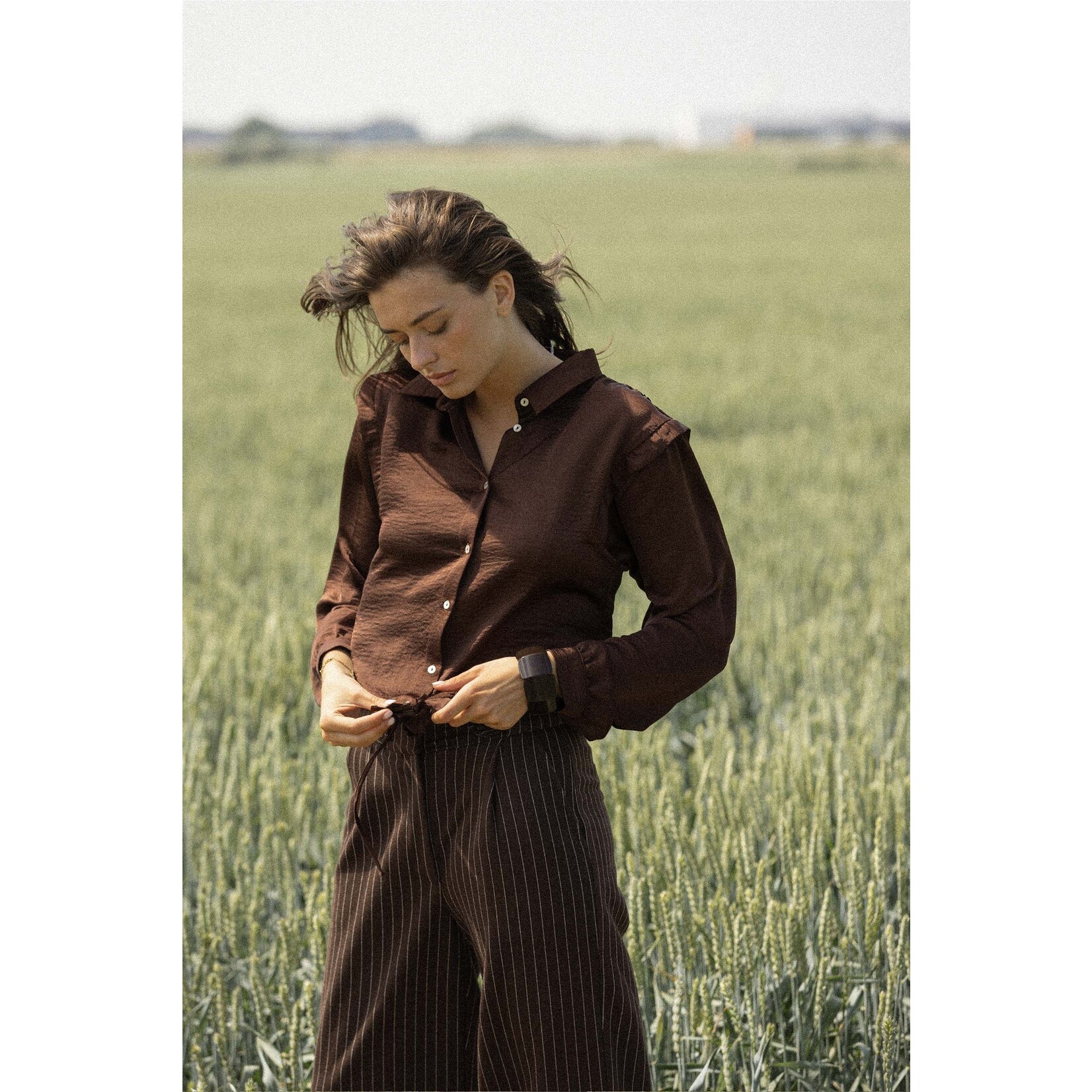 ZUSSS BREDE KRALEN ARMBAND CHOCOLADEBRUIN