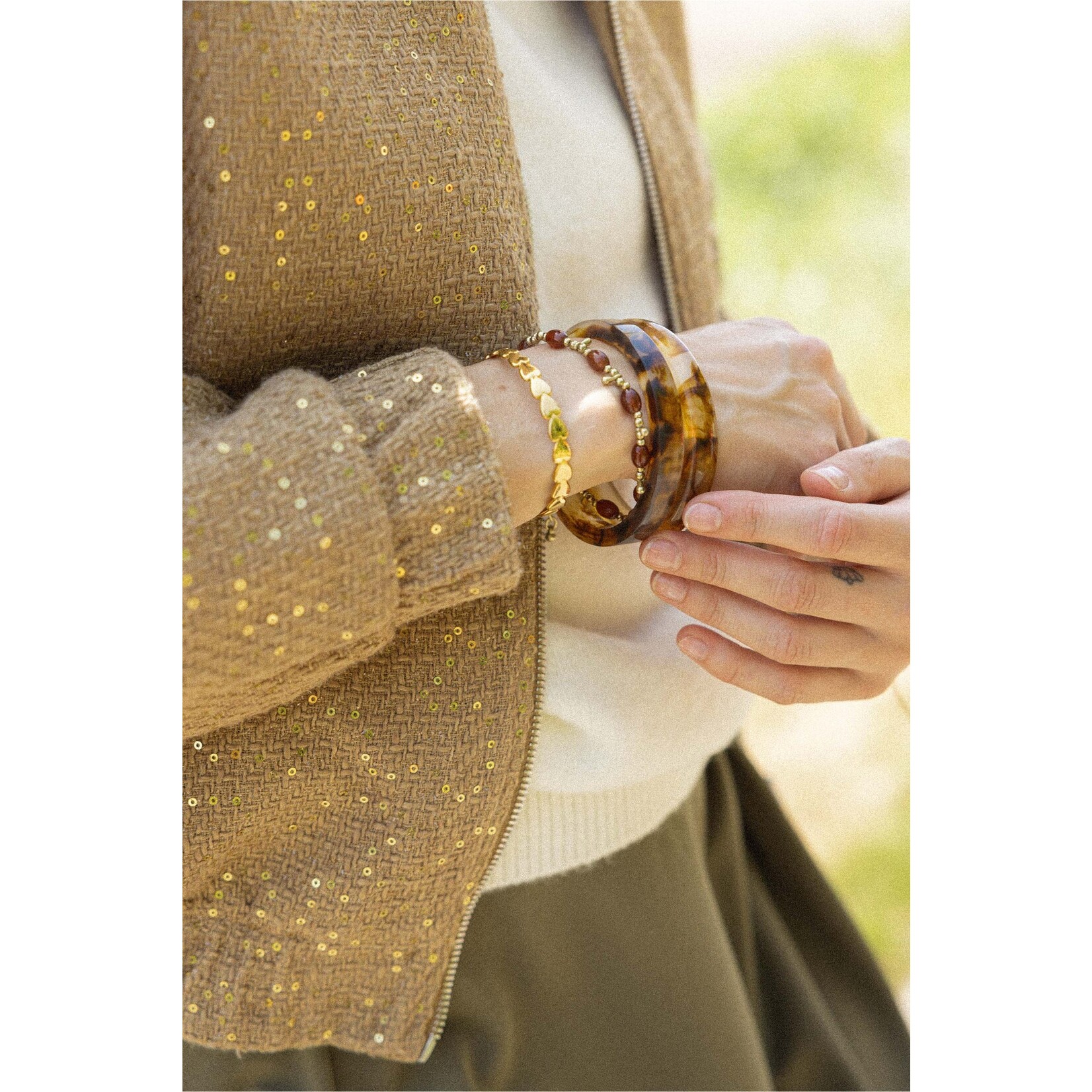 ZUSSS SET VAN 2 RESIN ARMBANDEN MID BROWN