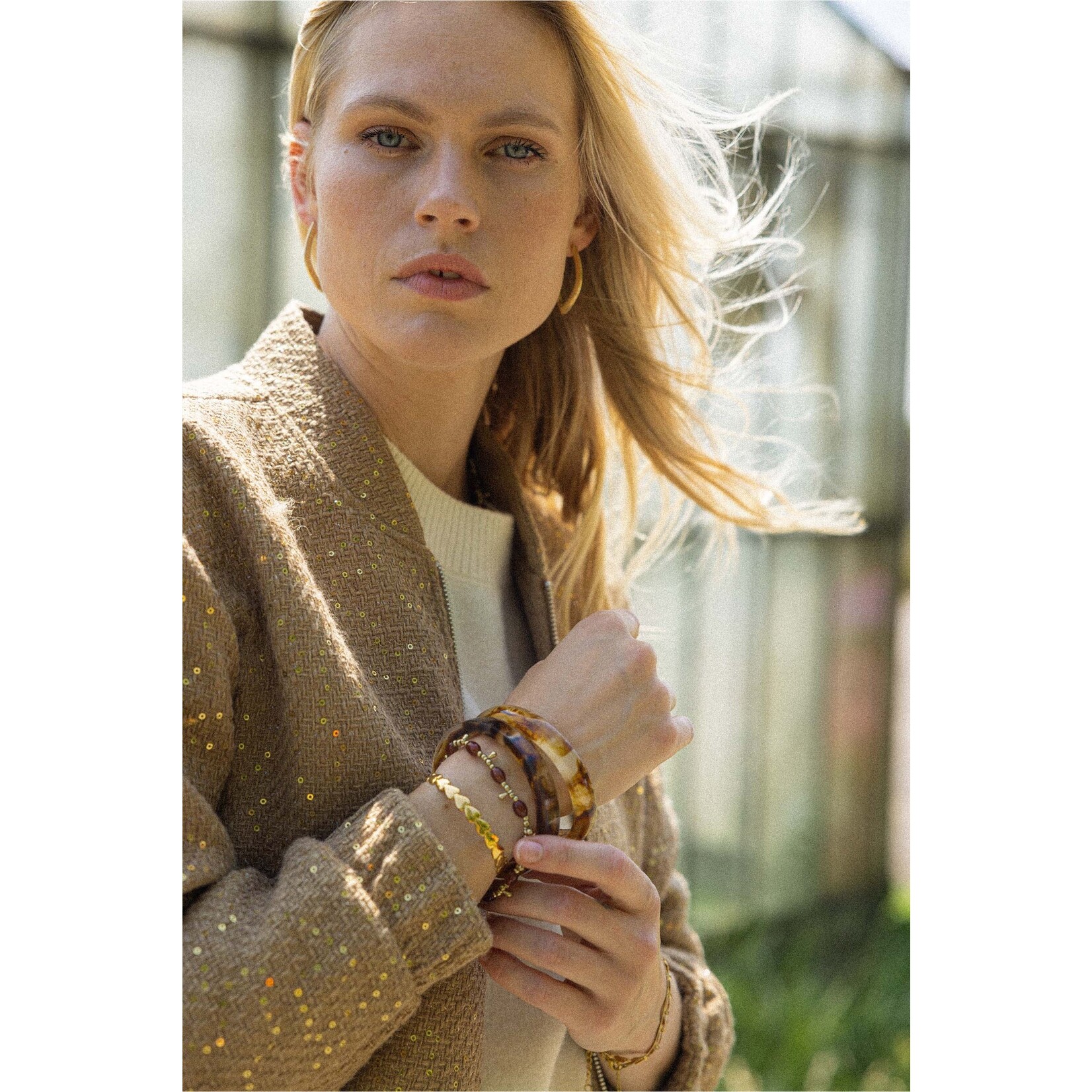 ZUSSS ARMBAND MET KRALEN BRUIN/GOUD