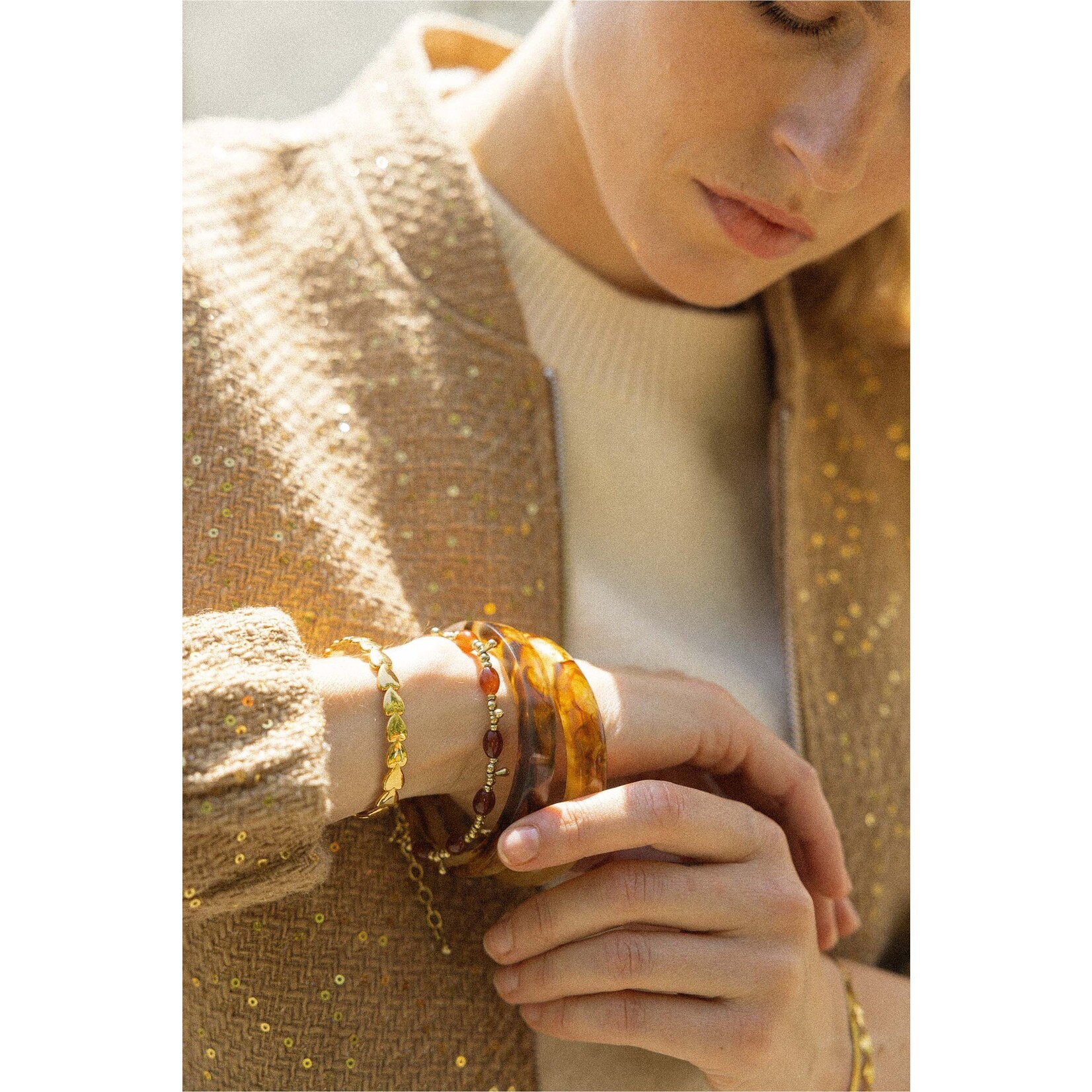 ZUSSS ARMBAND MET KRALEN BRUIN/GOUD