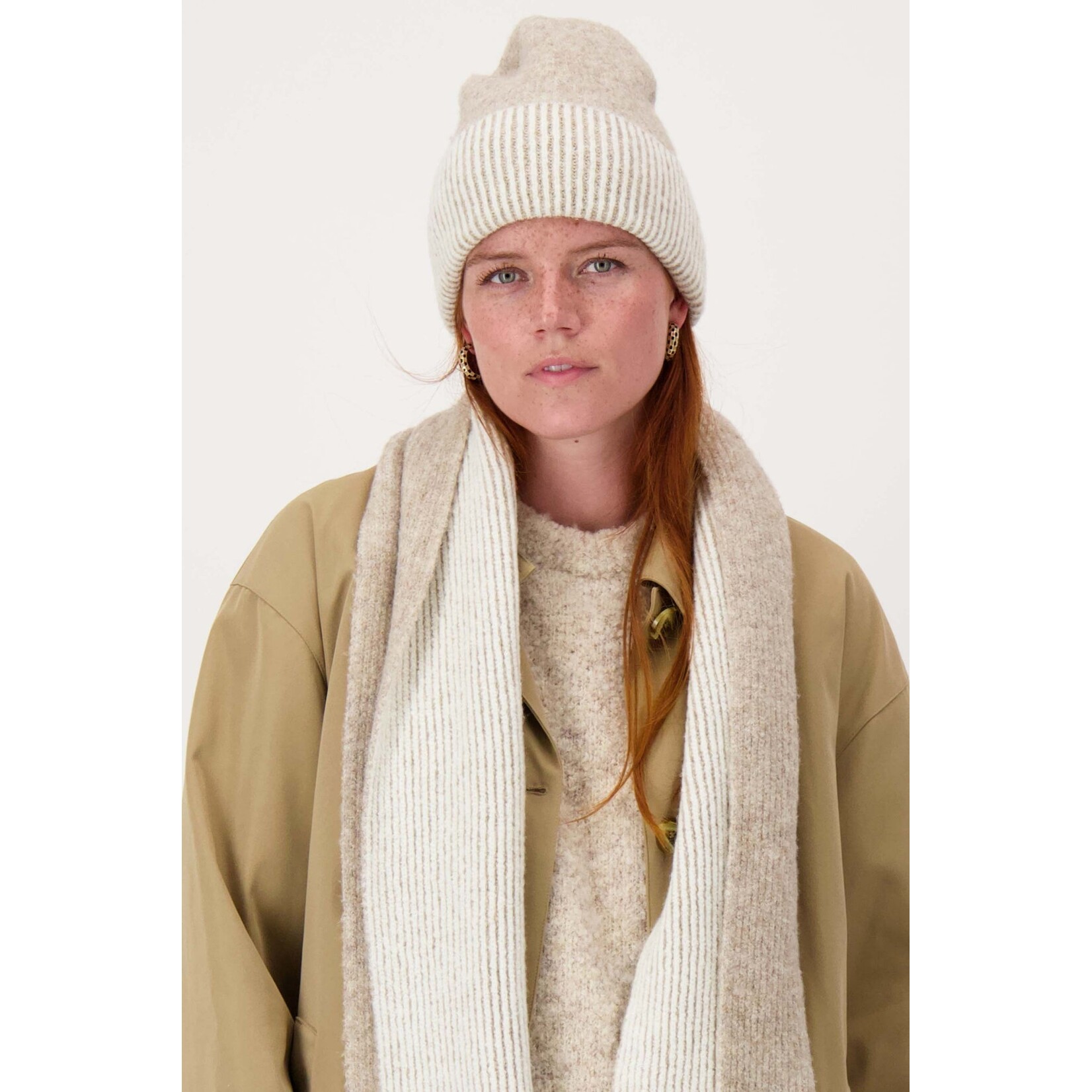 ZUSSS GEBREIDE MUTS MET TIPPING TAUPE