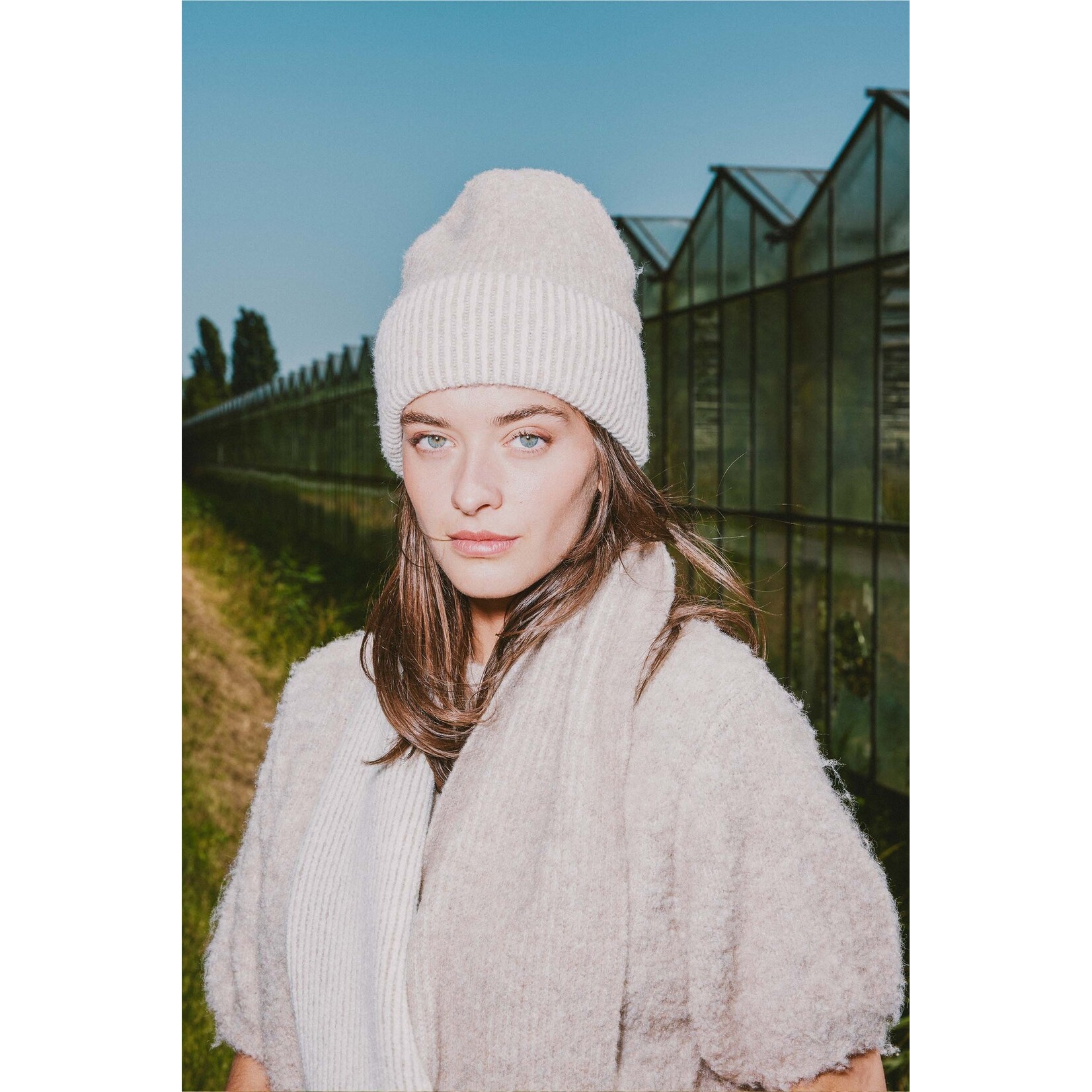 ZUSSS GEBREIDE MUTS MET TIPPING TAUPE