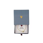 ZUSSS ARMBAND HARTJE IN SCHUIFDOOSJE GRIJSBLAUW