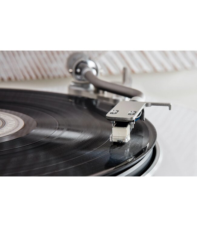 Denon DP-400: riemaandrijving platenspeler met voorgemonteerd MM-element en ingebouwde phono-equalizer
