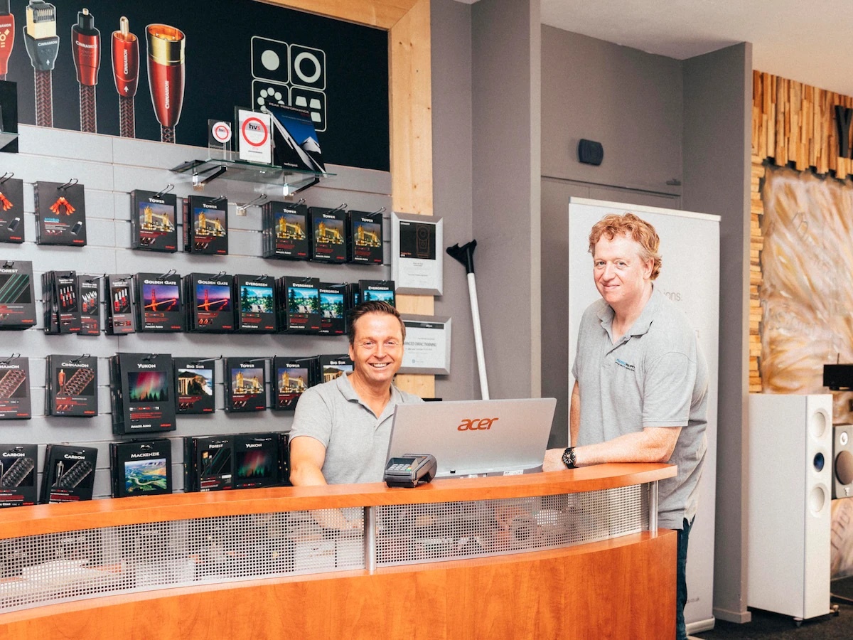 Ronnie Smits en Peter van Tuijl van AudioExpert in de winkel in Den Bosch high-end audio specialist