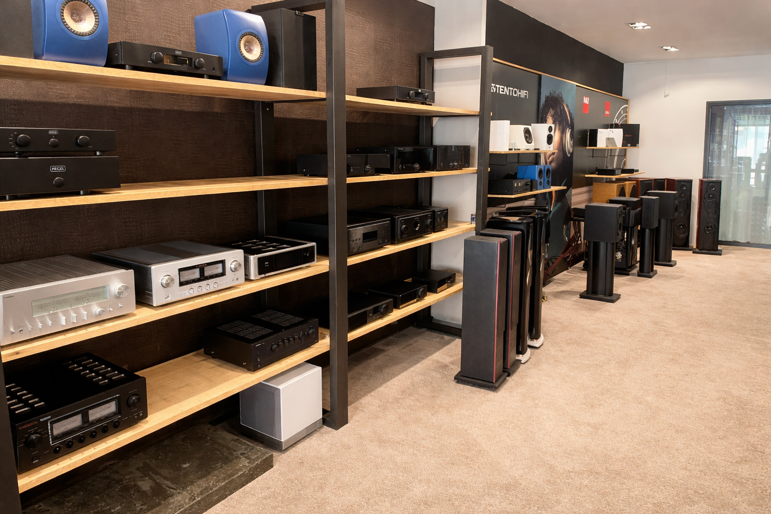 High-end audio winkel met versterkers en luidsprekers bij AudioExpert in Den Bosch