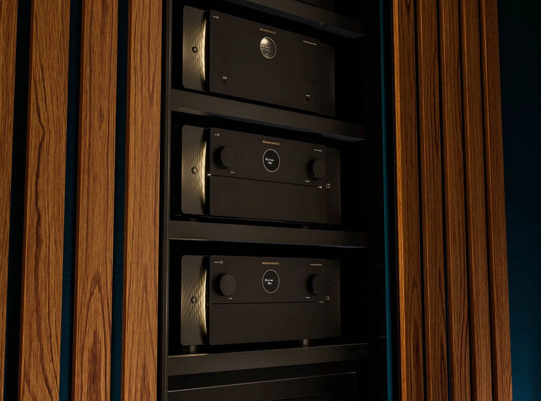 High-end AV rack met Marantz versterkers in luxe installatiekast met houten afwerking