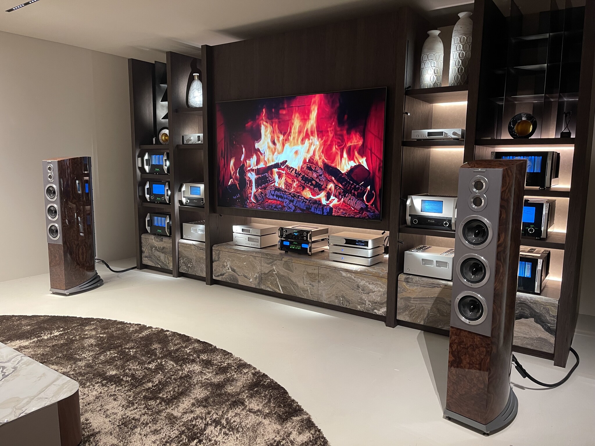 High-end hifi opstelling met premium luidsprekers en versterkers in luxe luisterruimte bij AudioExpert in Den Bosch