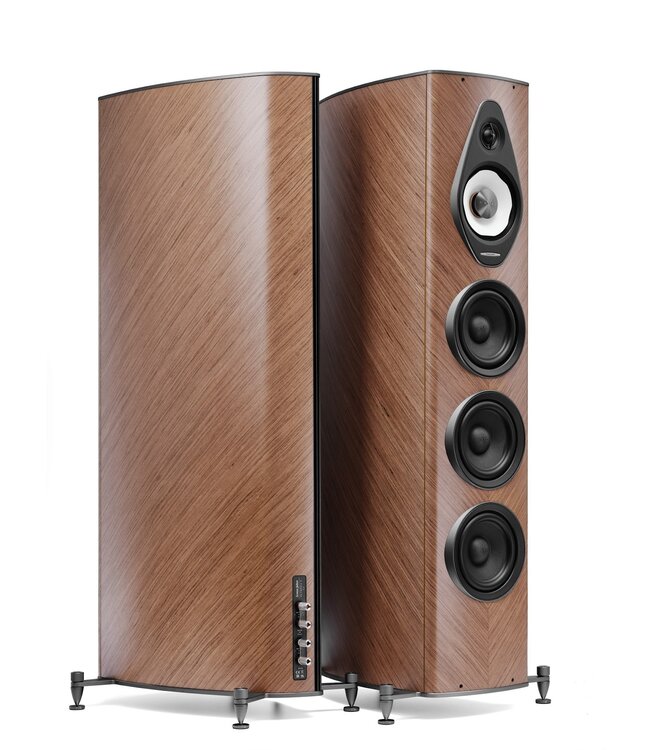 Sonus faber Olympica G3 V: flagship 3-weg vloerstaande luidspreker met 1,1-inch Damped Apex Dome-tweeter, 6,5-inch Camelia-midrange met stofvering, drie 6,5-inch woofers, Phase Coherence Crossover met IFF Paracross Topology en 45-graden herringbone fineer