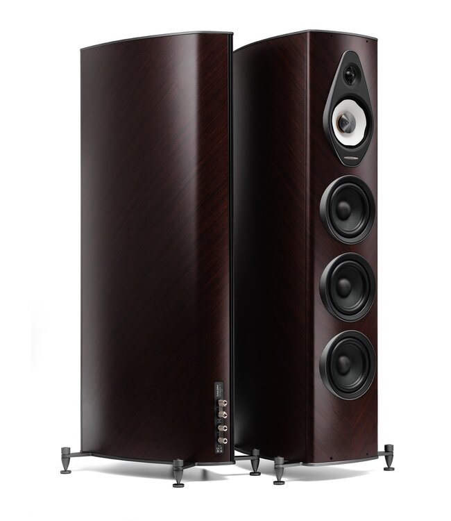 Sonus faber Olympica G3 V: flagship 3-weg vloerstaande luidspreker met 1,1-inch Damped Apex Dome-tweeter, 6,5-inch Camelia-midrange met stofvering, drie 6,5-inch woofers, Phase Coherence Crossover met IFF Paracross Topology en 45-graden herringbone fineer