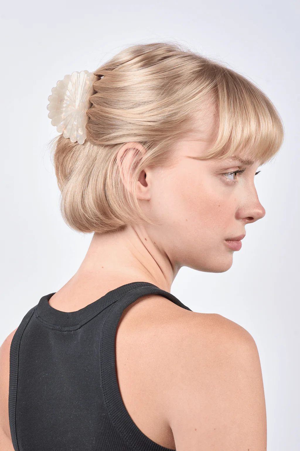 SUI AVA Solvey Milky Middelgrote Haarclip Wit