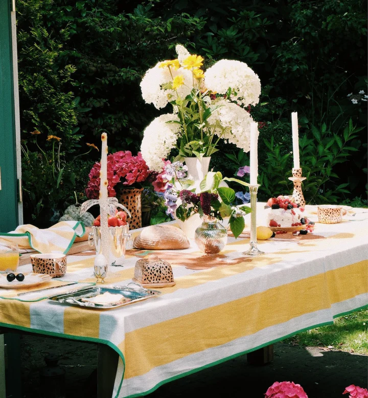 ANNA&NINA Mr and Mrs Rabbit Tablecloth