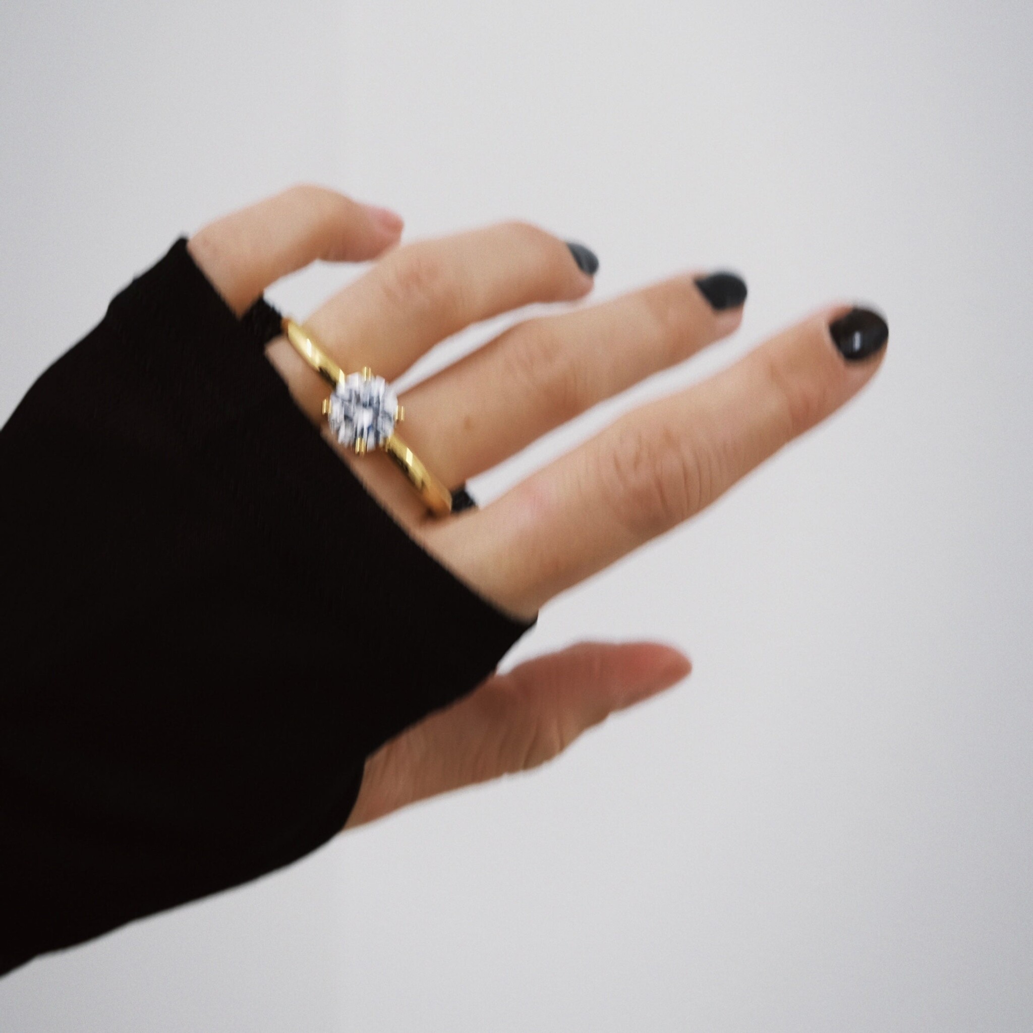 BILLION AVENUE Gaya Solitaire Ring Gold