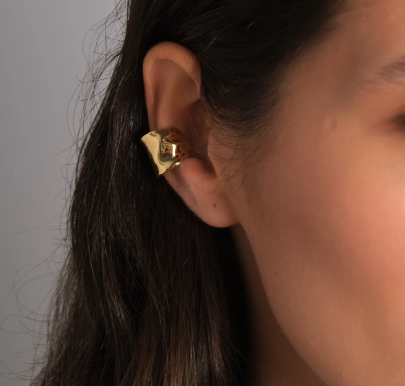 BILLION AVENUE Molten Ara Earcuff Gold