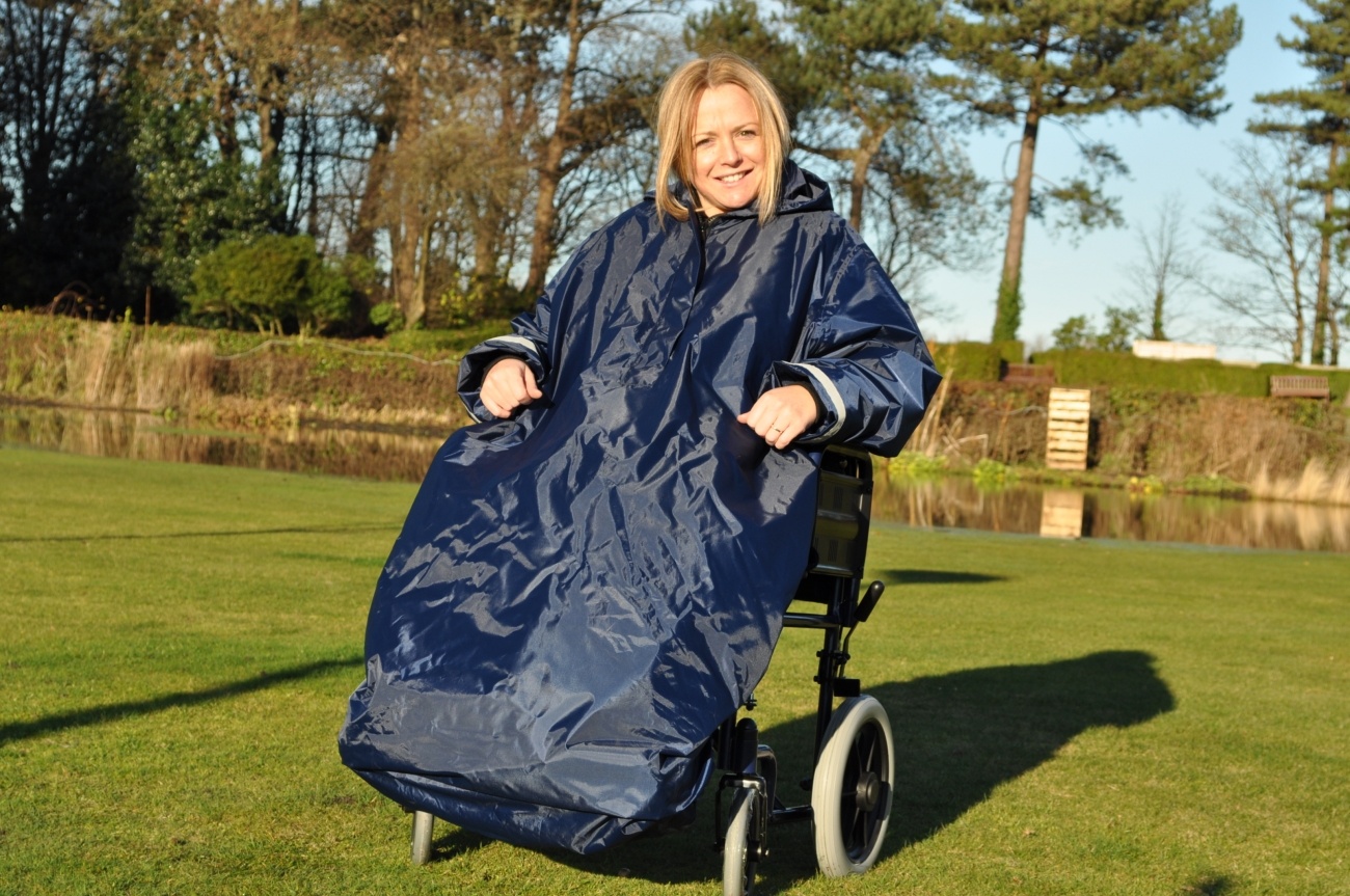 Splash Rolstoel Regenjas met mouwen - Wheelymac - poncho met capuchon, foto 2 van 3
