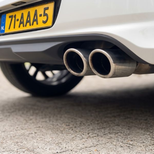 Uitlaatgeluid isoleren bij een auto via bodemplaat en kofferbakvloer