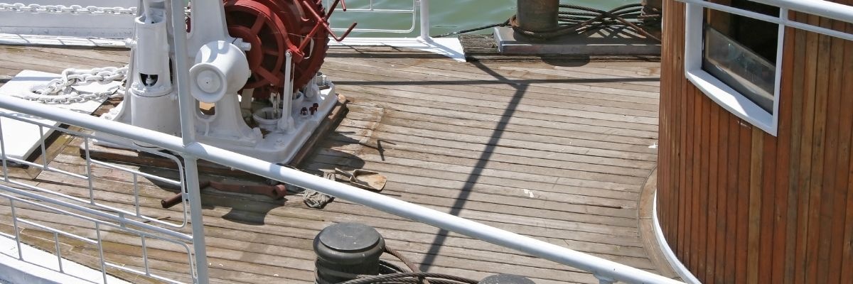 Dek luik en vloer van een boot isoleren tegen geluid en trillingen
