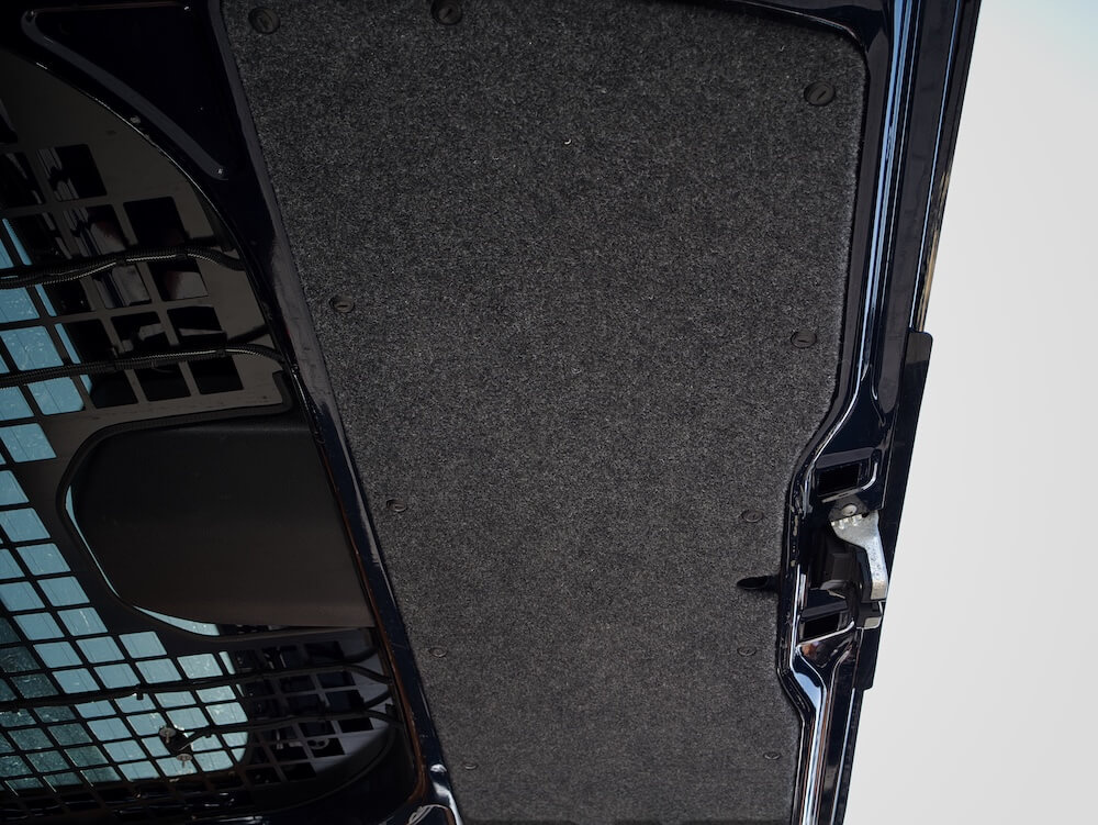 Close-up van rekbaar naaldvilt voor kofferbakbekleding