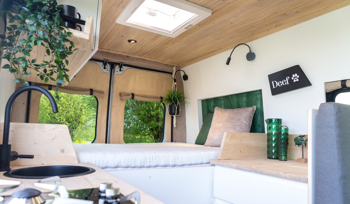 Camperinterieur afgewerkt met rekbaar naaldvilt