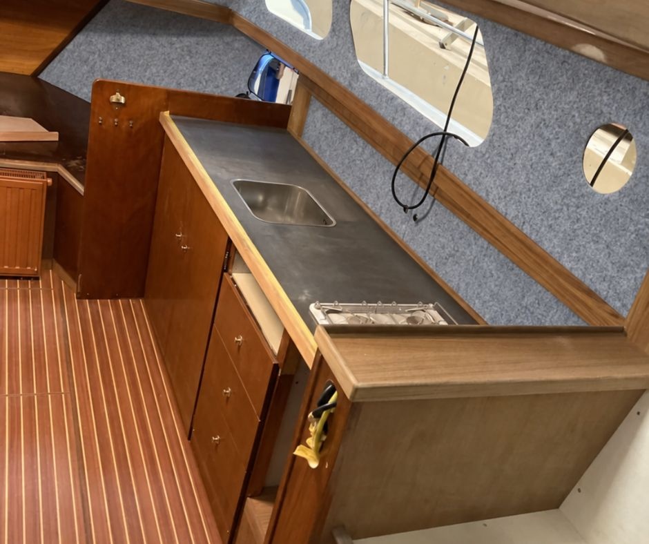 Isolerende wandbekleding aan de binnenkant van een boot