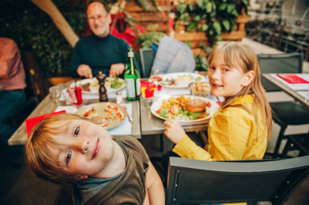 20 Tipps für den ersten Restaurantbesuch mit Kleinkind – Stressfrei essen gehen mit der Familie 20 Tipps für den ersten Restaurantbesuch mit Kleinkind – Stressfrei essen gehen mit der Familie