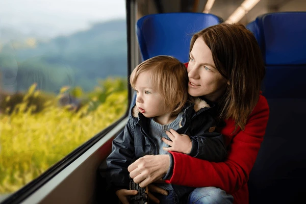 Zugreise mit Baby – Die ultimative Checkliste für entspannte Bahnfahrten Zugreise mit Baby – Die ultimative Checkliste für entspannte Bahnfahrten