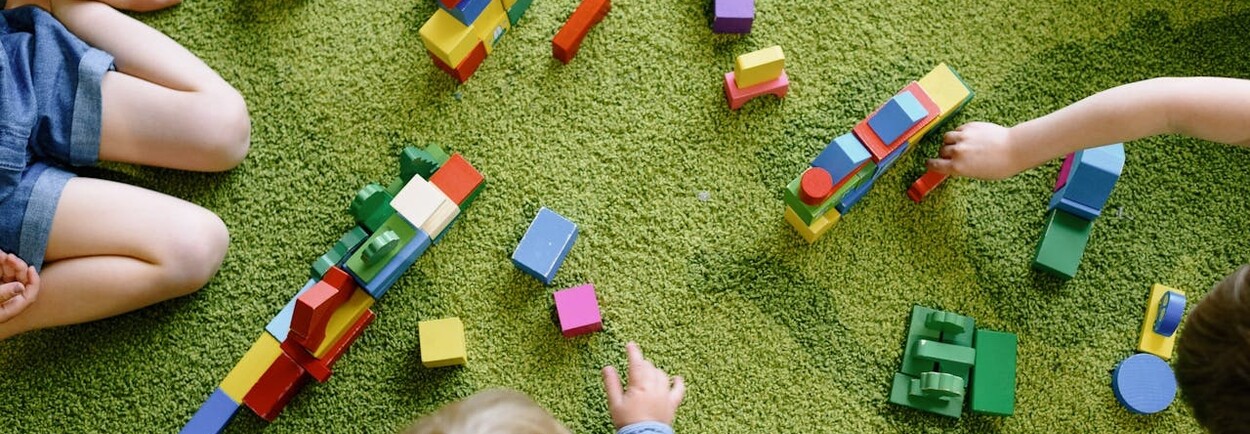 Hoe leer je je peuter om te delen? 8 tips voor jonge ouders