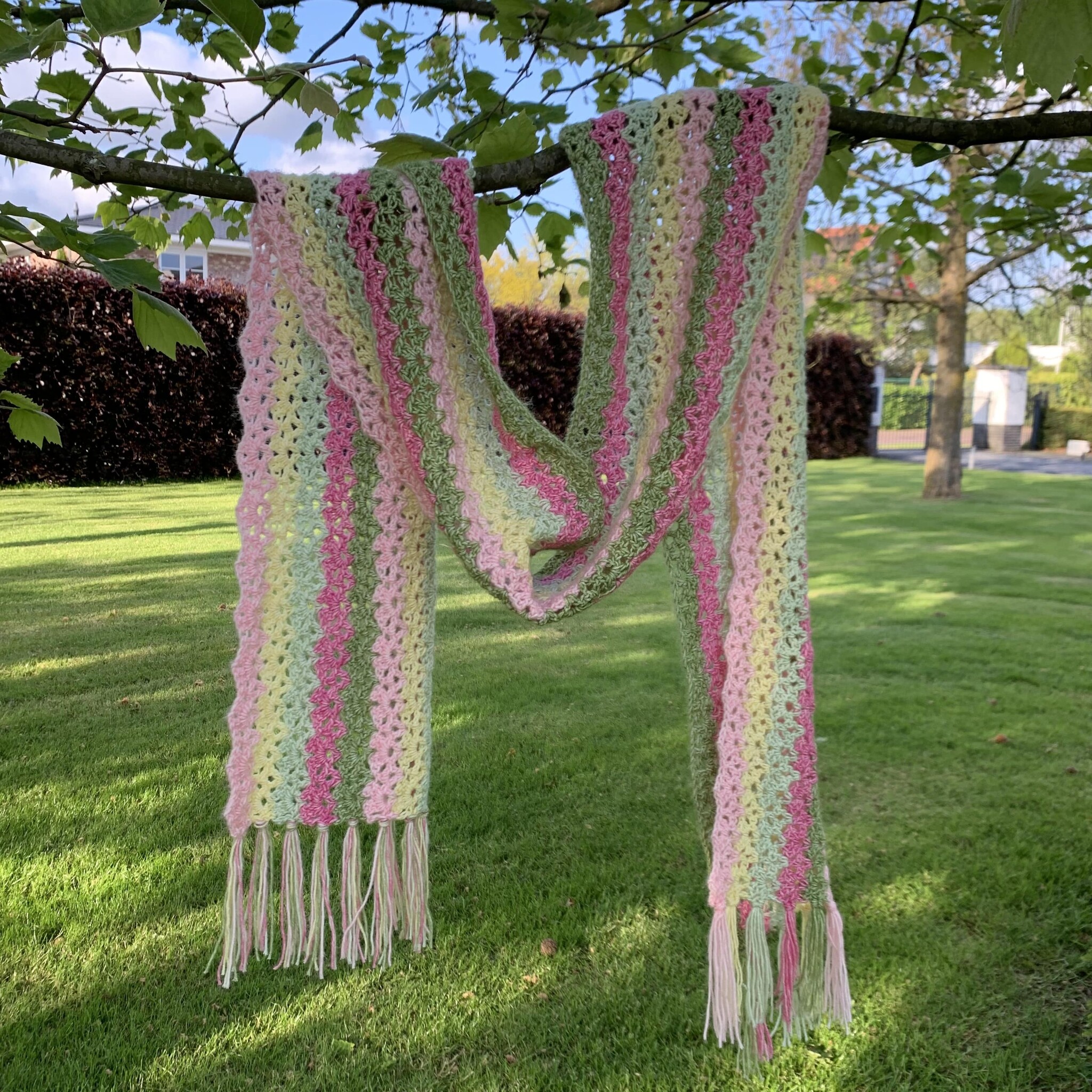 Caro's Atelier Haakpatroon Lentefrisse V-sjaal