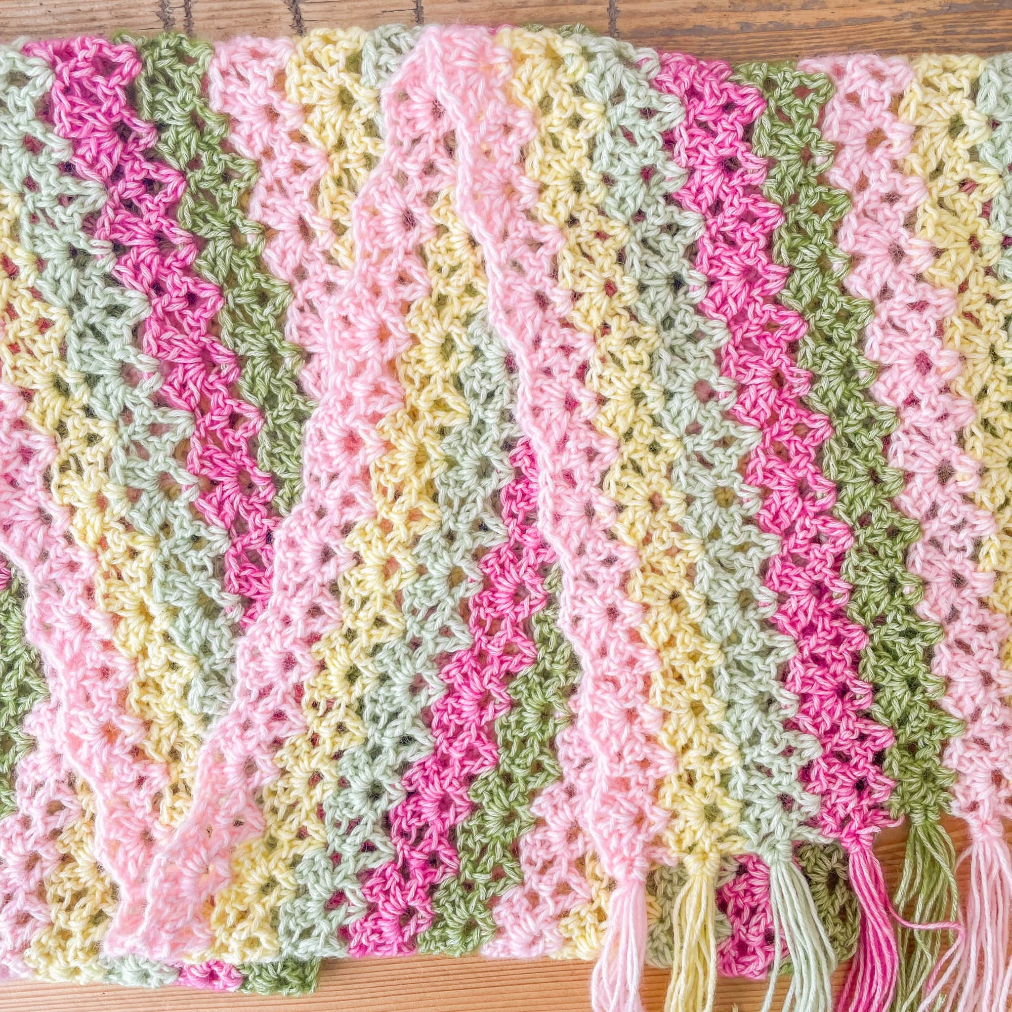 Caro's Atelier Haakpatroon Lentefrisse V-sjaal