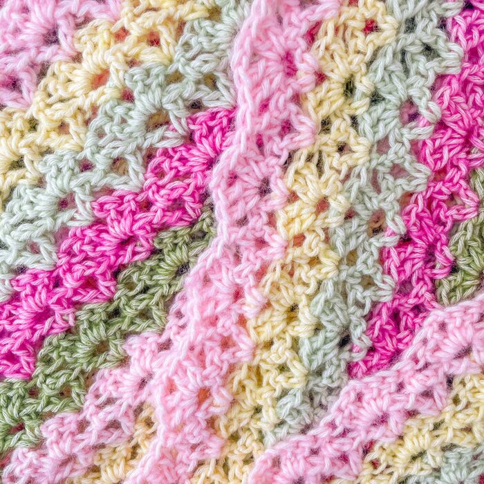 Caro's Atelier Haakpatroon Lentefrisse V-sjaal