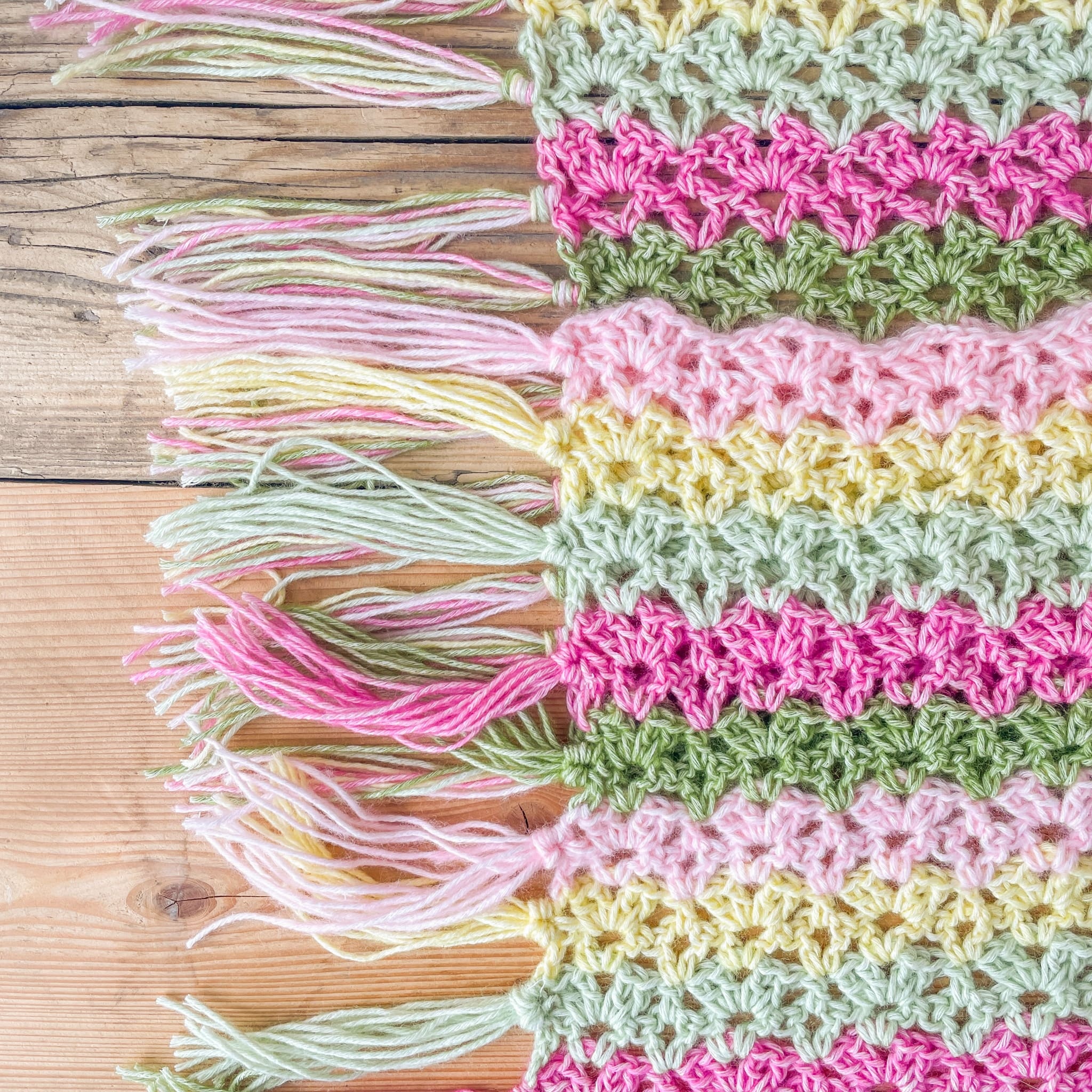 Caro's Atelier Haakpatroon Lentefrisse V-sjaal