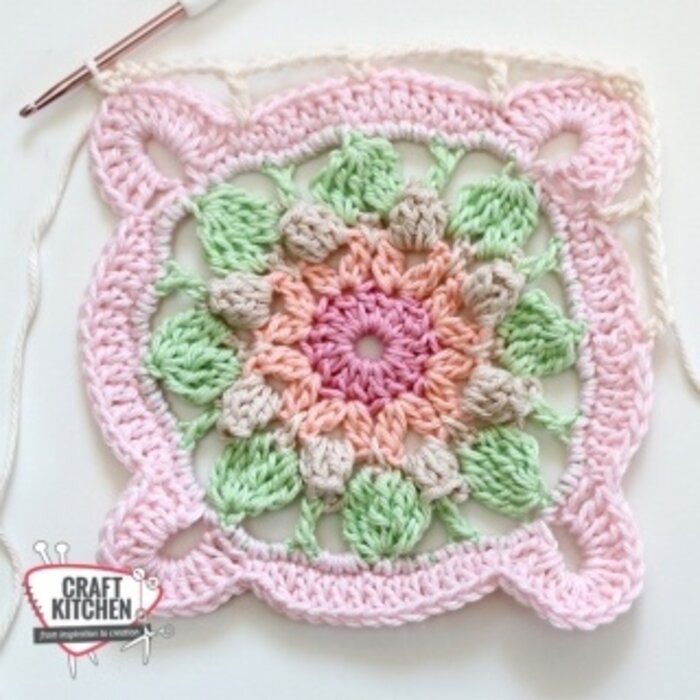 Durable Haakpatroon: Lente Squares Kussen