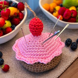Caro's Atelier Mini haakpakket: Cupcake Speldenkussen