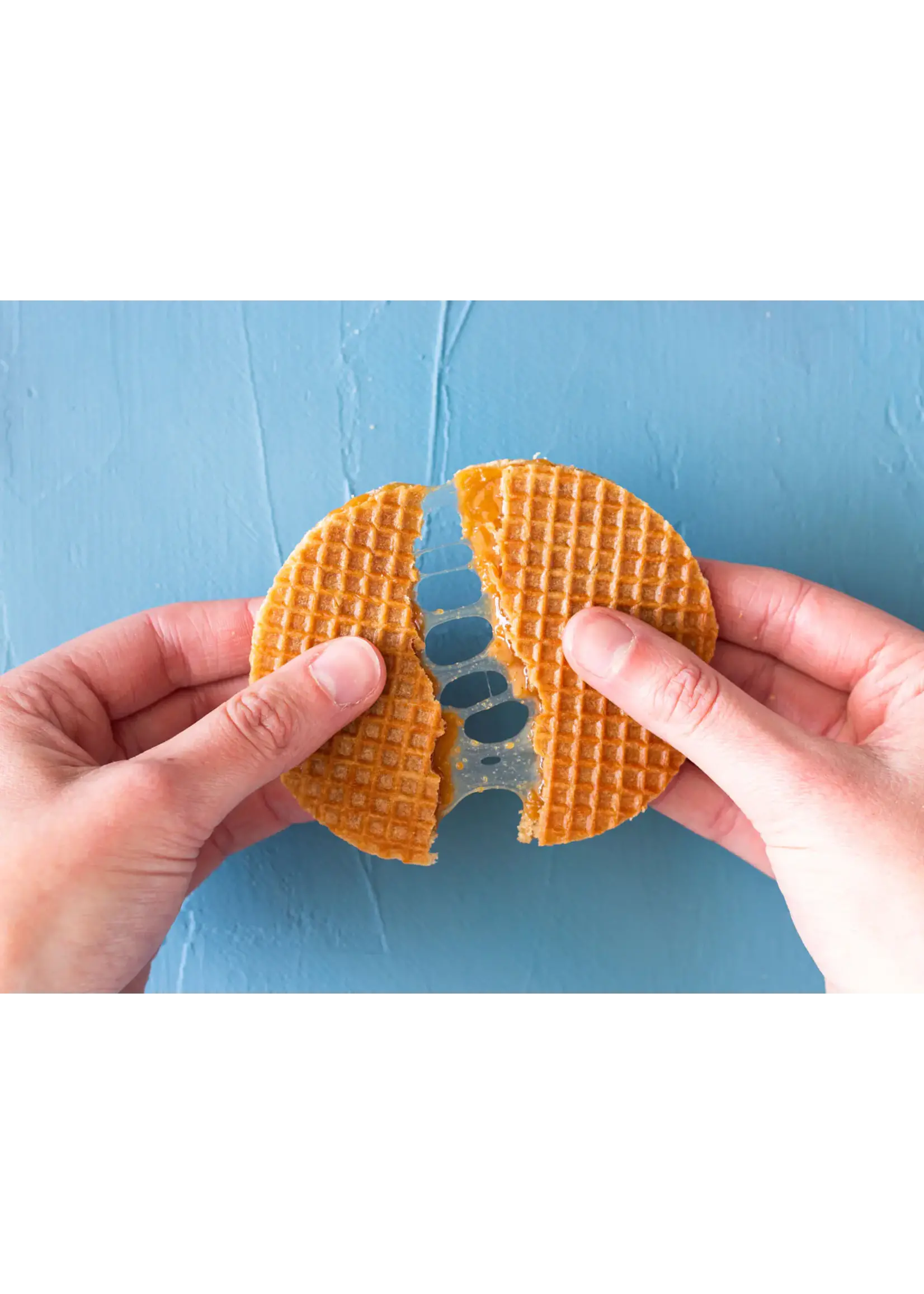 Waffeln mit Karamellsirup in einer Tüte