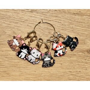 Steekmarkeerders katten zittend